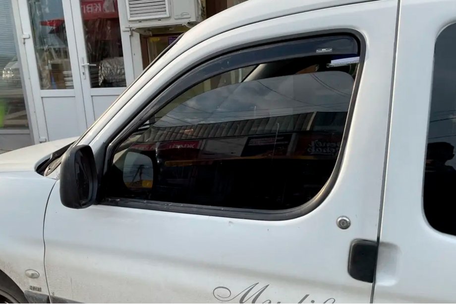 Peugeot Partner 1996-2008 Deflektory szyb wsuwane (2 szt, HIC) Image