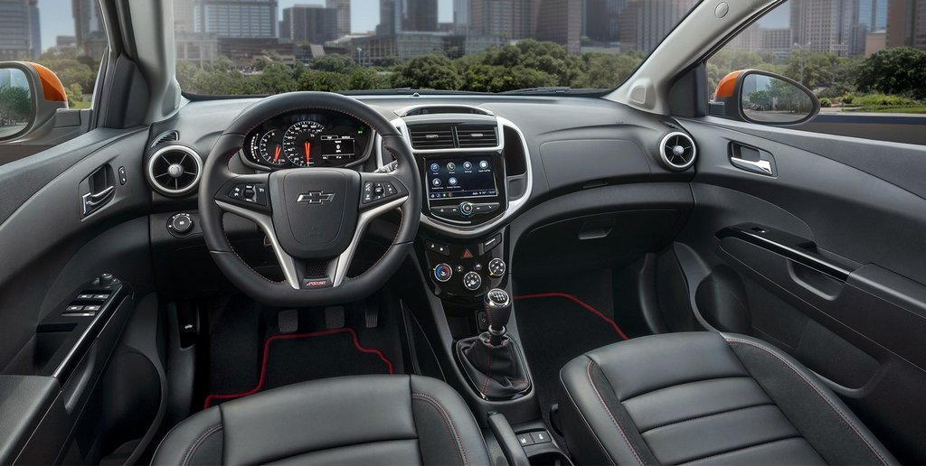 Przegląd zaktualizowanego sedan Chevrolet Aveo