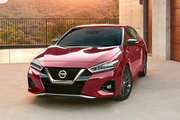 Flagowy sedan Nissan Maxima w postaci odnowionej