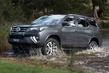 Przegląd siedmiu-osobowej, narożnika ramy auta Toyota Fortuner zdjęcia 1