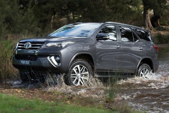 Przegląd siedmiu-osobowej, narożnika ramy auta Toyota Fortuner