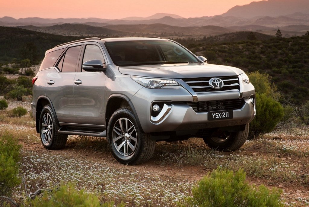 Przegląd siedmiu-osobowej, narożnika ramy auta Toyota Fortuner