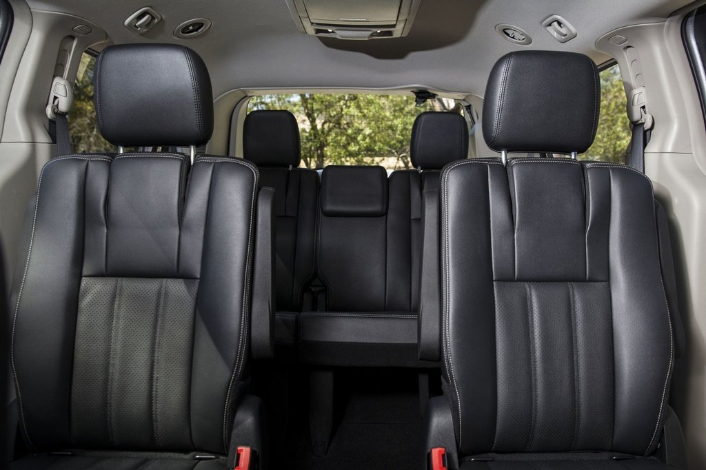 Siedem stanowisk minivan Dodge Grand Caravan piątej generacji