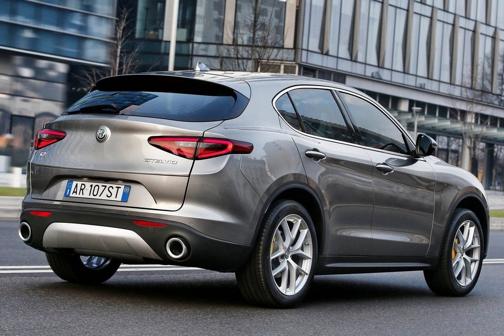 Przegląd kompaktowego zwrotnicy Alfa Romeo Stelvio