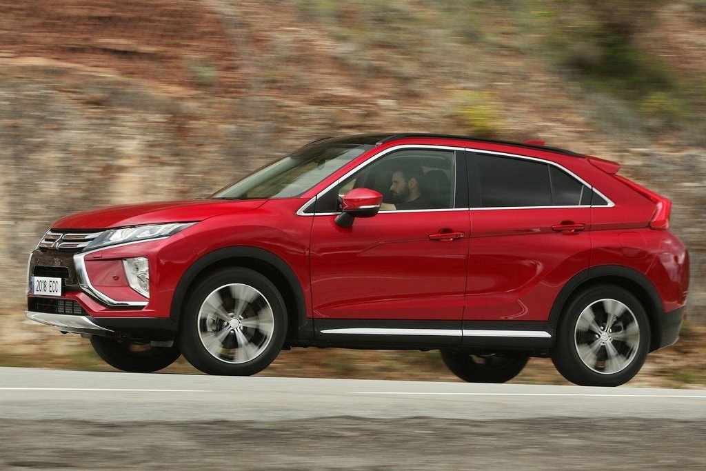 Przegląd crossover Mitsubishi Eclipse Cross
