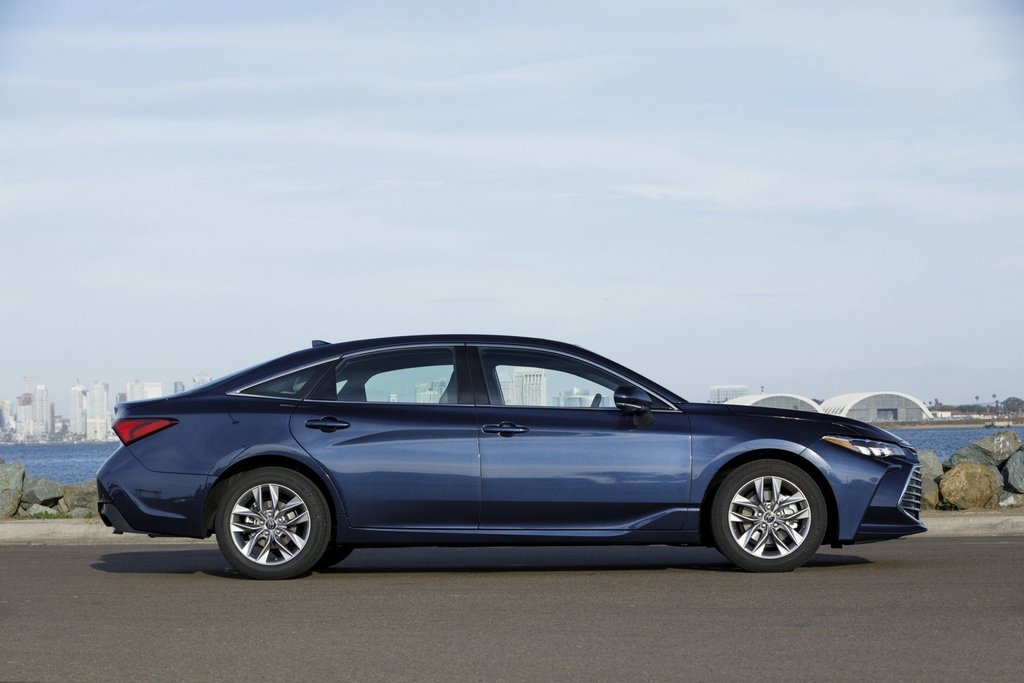 Piąta generacja flagowego sedana Toyota Avalon