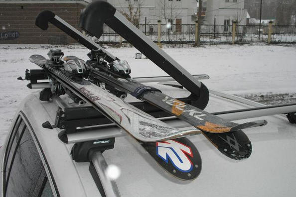 Jak wybrać uchwyt do przewozu nart i snowboardów?