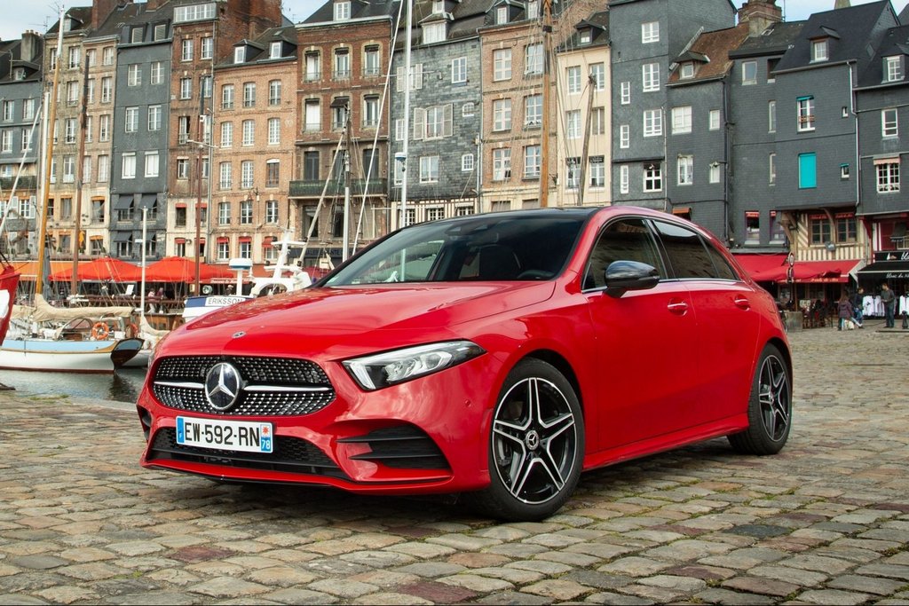 Pięciodrzwiowy hatchback premii Mercedes-Benz A-class czwartej generacji