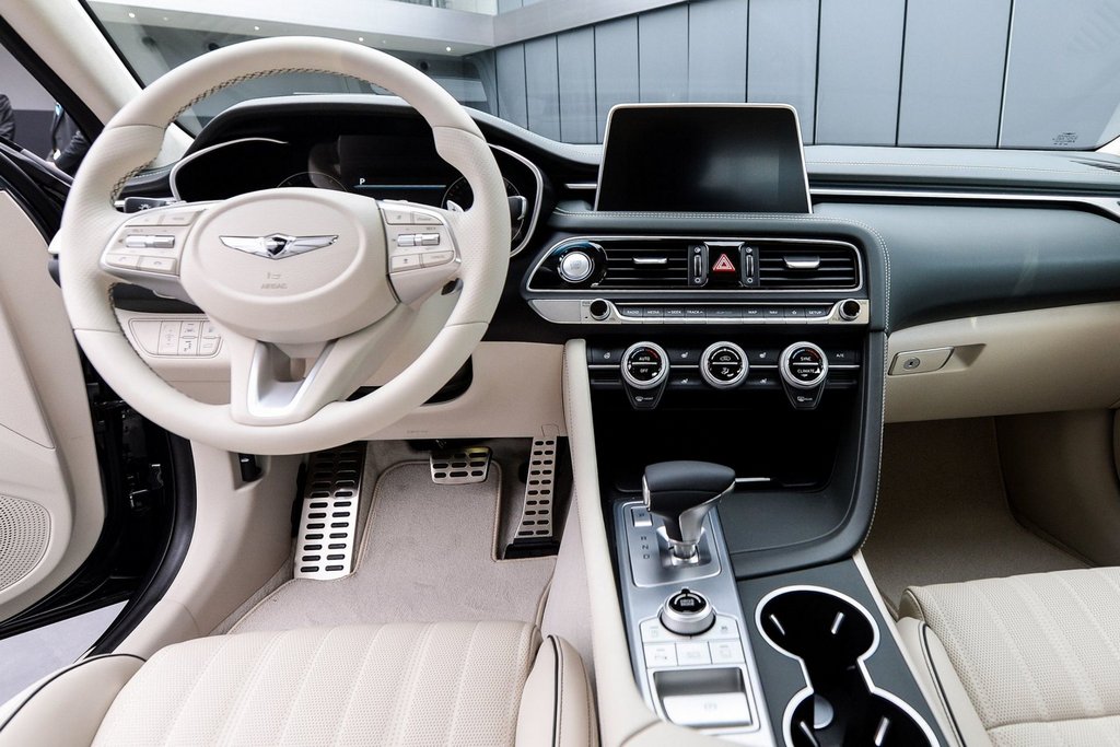 Pierwsza generacja sedana Genesis G70
