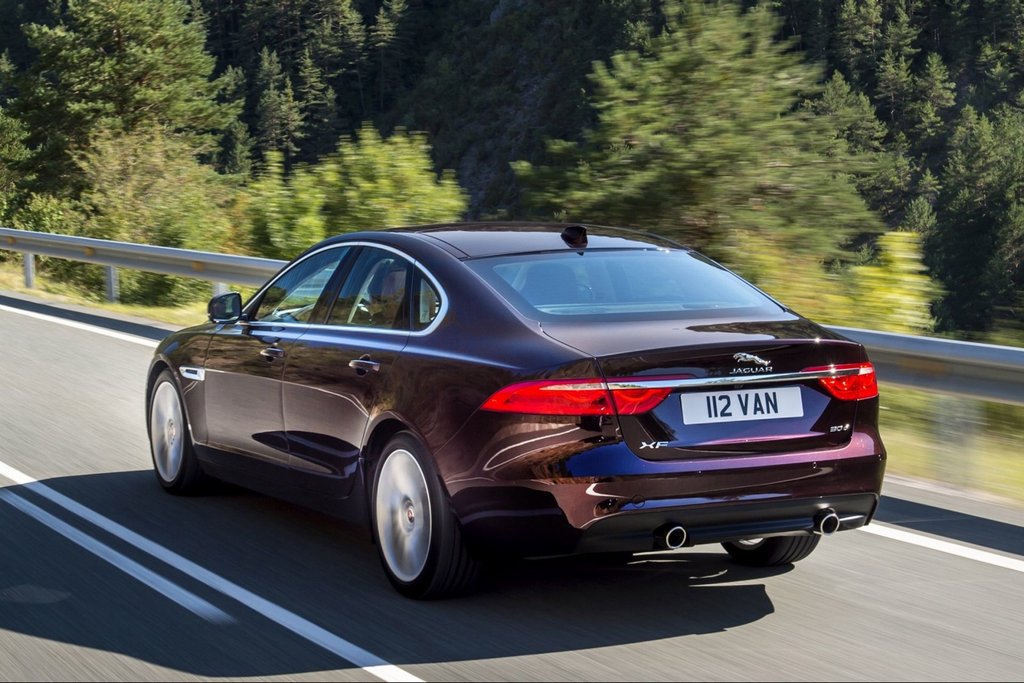 Druga generacja nagrody sedan Jaguar XF