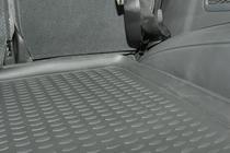 SsangYong Rexton I 2001-2017 Mata bagażnika (Novline) wprowadzenie zdjęcia 4