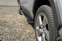 Toyota Rav 4 2019–2025 Progi Boczné RedLine V1 (2 szt., Aluminium) zdjęcia 1