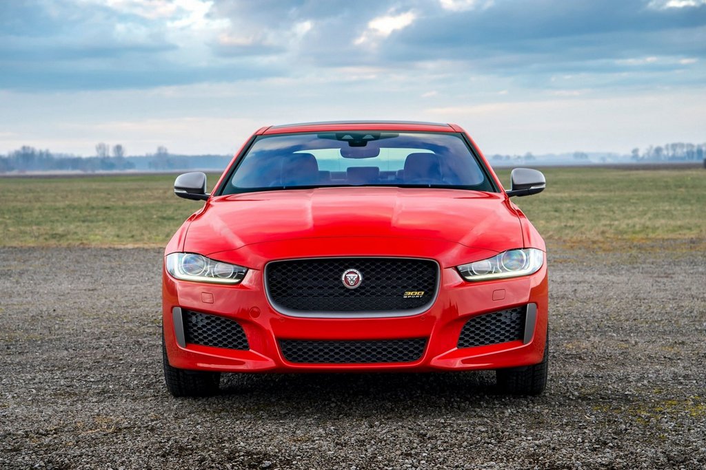 Przegląd nagrody sedan Jaguar XE