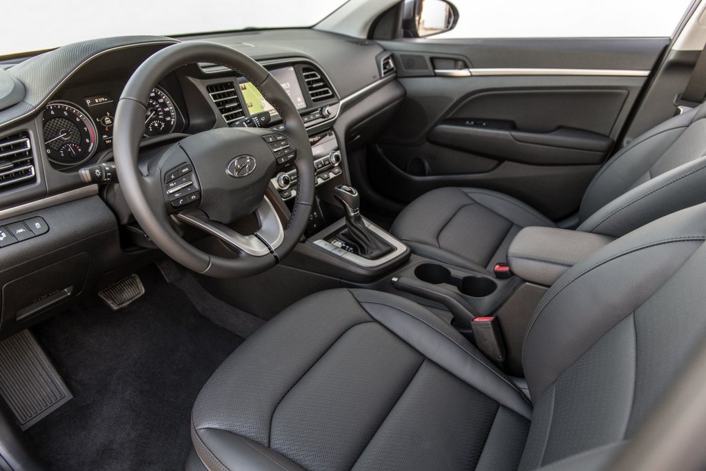 Kompaktowy sedan Hyundai Elantra w postaci odnowionej
