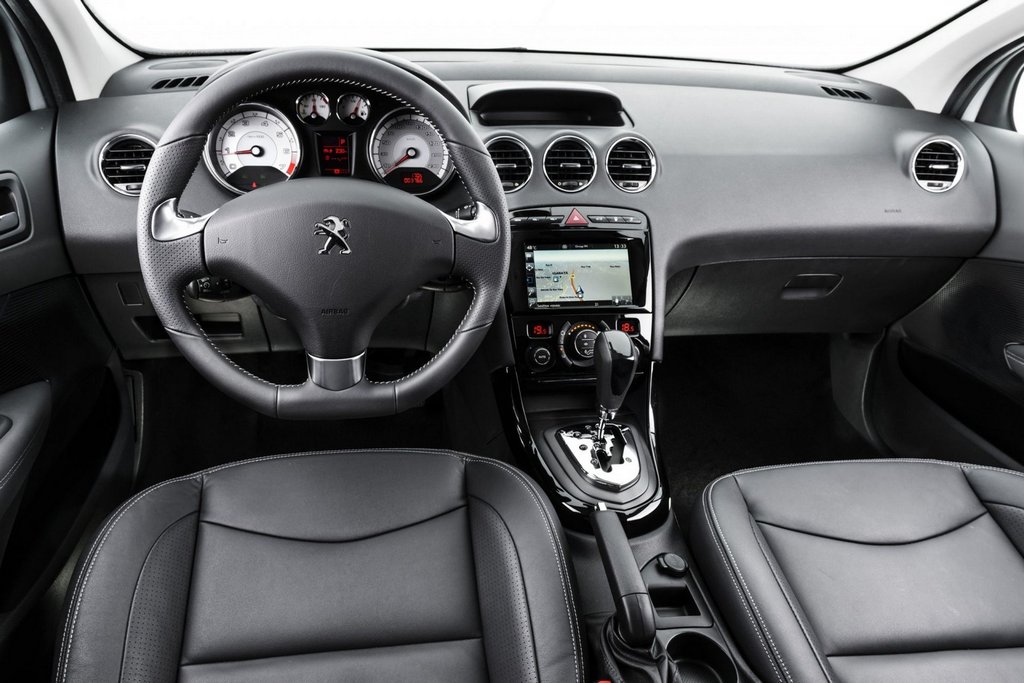 Przegląd kompaktowego sedana Peugeot 408