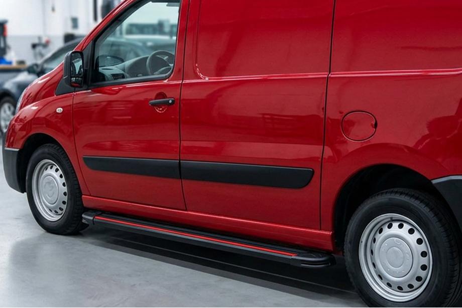 Citroen Jumpy 2007–2017 Progi Boczné Maya Red (2 szt., Aluminium) Image
