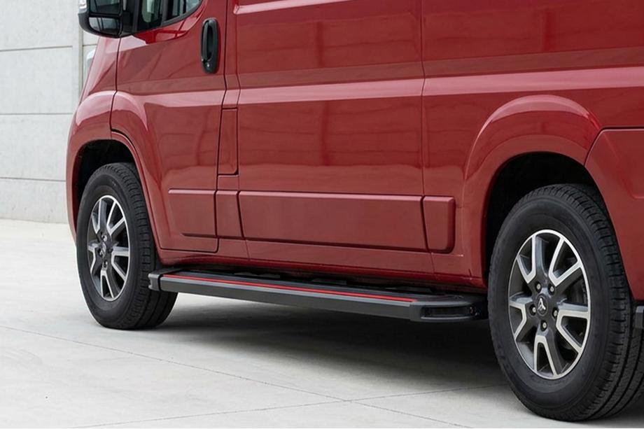 Fiat Ducato 2006-2025 Progi Boczné Maya Red (2 szt., Aluminium) Średni Rozstaw Osi Image