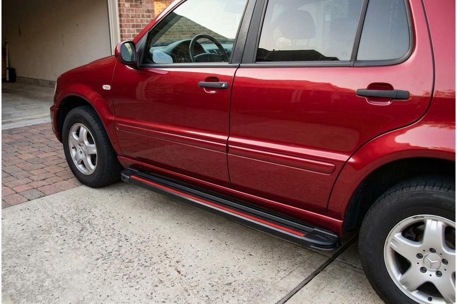 Mercedes ML W163 1997-2005 Progi Boczné Maya Red (2 szt., Aluminium) Image