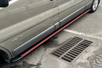 Renault Trafic 2001–2015 Progi Boczné Maya Red-Black (2 szt., Aluminium) Krótki Rozstaw Osi zdjęcia 2