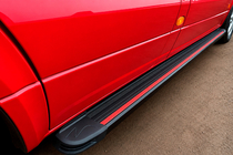Volkswagen Crafter 2006-2016 Progi Boczné Maya Red (2 szt., Aluminium) Średni Rozstaw Osi zdjęcia 1