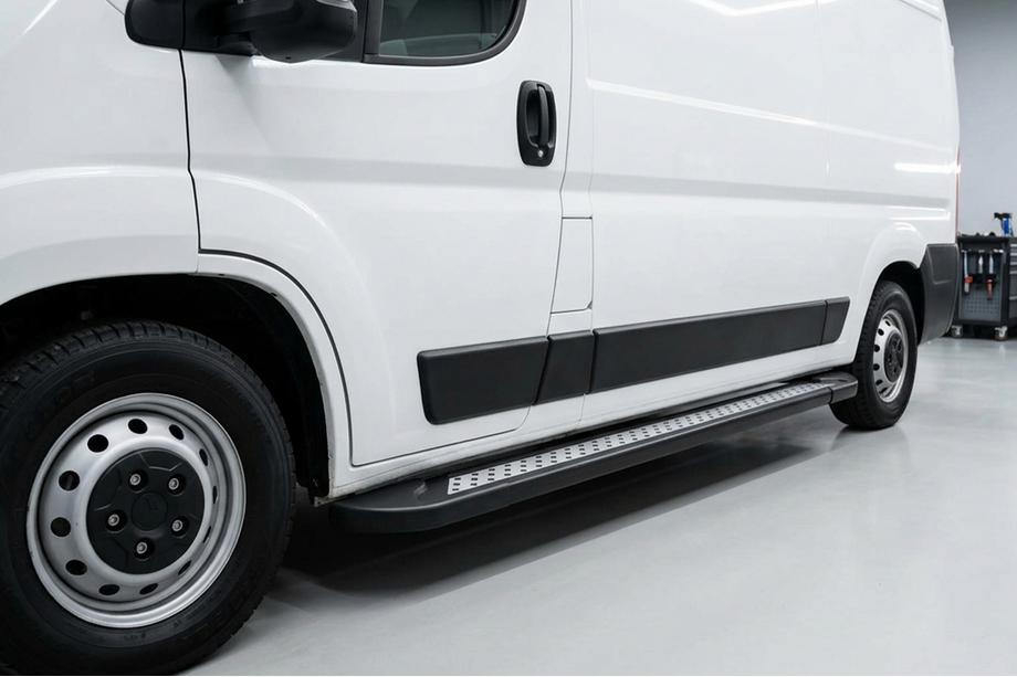 Fiat Ducato 2006-2025 Progi Boczne New Vision Black (2 szt., Aluminium) Image