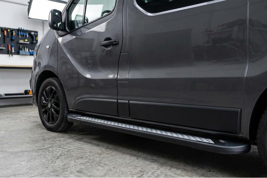 Renault Trafic 2001–2015 Progi Boczne New Vision Black (2 szt., Aluminium) Krótki Rozstaw Osi Image