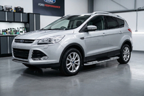 Ford Kuga/Escape 2013-2019 Progi Boczné Tayga V2 (2 szt., Aluminium) Z czarną listwą na drzwiach zdjęcia 1