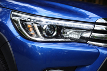 Toyota Hilux 2015- Przednie reflektory OEM V1 2015-2019 (LED, 2 szt) zdjęcia 1