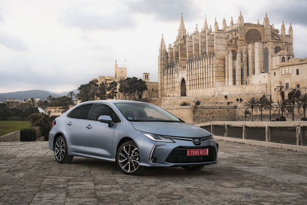 Hybrydowy sedan Toyota Corolla
