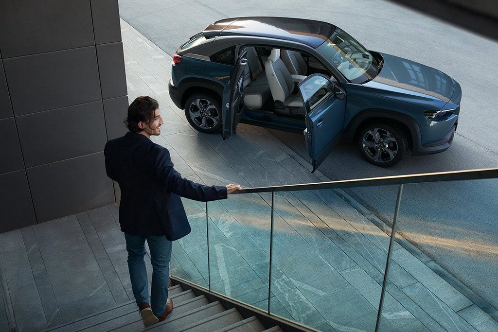 Zwrotnica Mazda MX-30: pierwszy seryjny samochód elektryczny japońskiej firmy