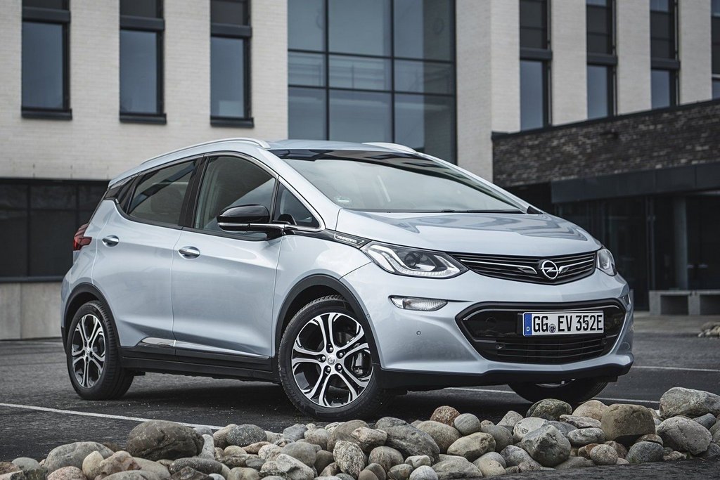 Przegląd elektryczny kompaktowy hatchback Opel Ampera-e
