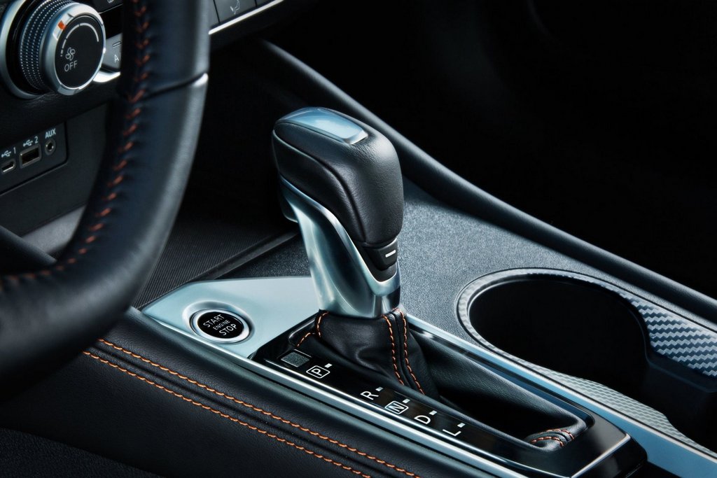 Średniej wielkości sedan Nissan Altima szóstego wcielenia