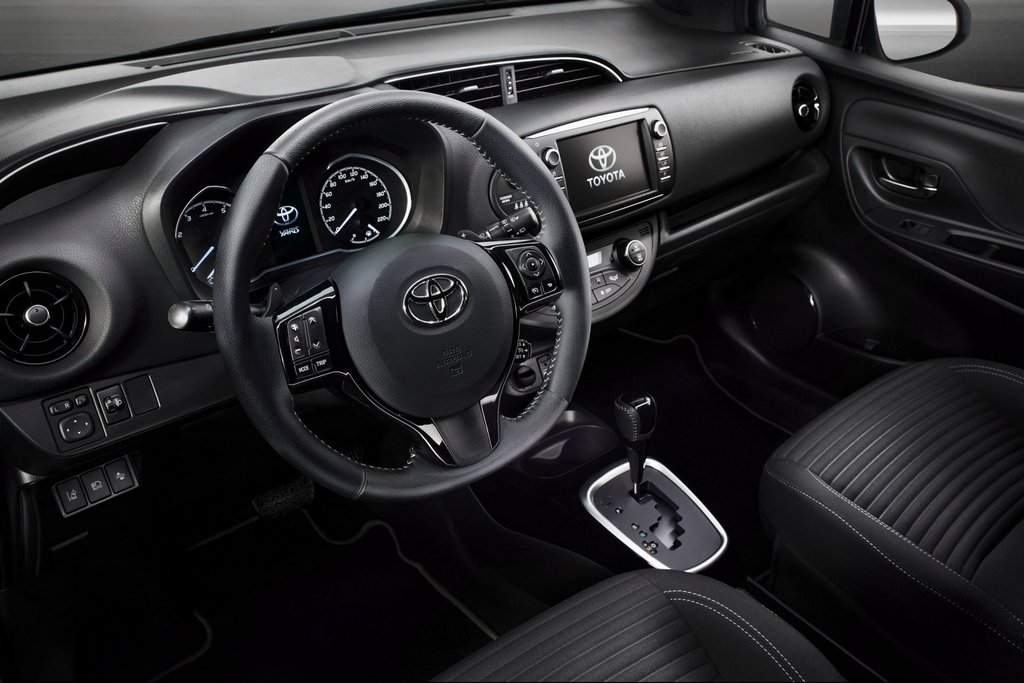 Recenzja zaktualizowanego subkompaktowego hatchbacka Toyoty Yaris