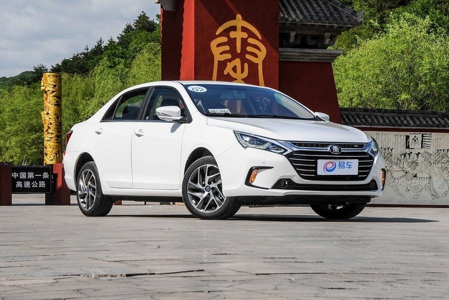 Przegląd hybrydowego sedana BYD Qin 100