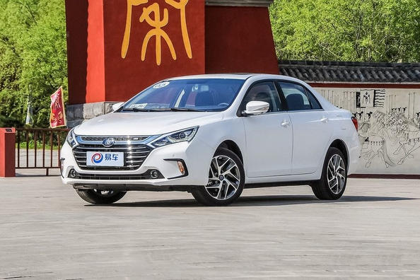 Przegląd hybrydowego sedana BYD Qin 100