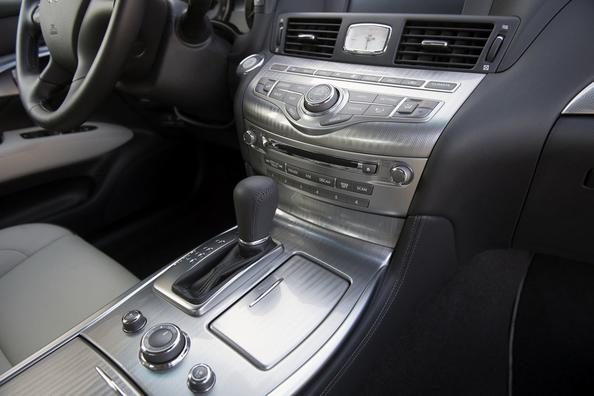 Przegląd nagrody sedana Infiniti Q70 Zdjęcie 8