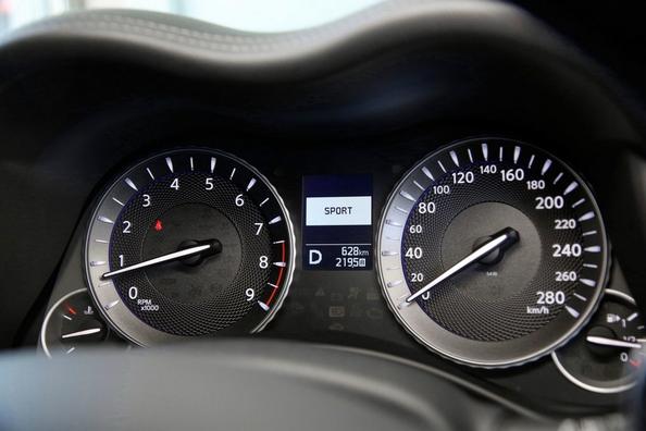 Przegląd nagrody sedana Infiniti Q70 Zdjęcie 6