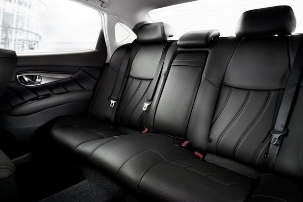 Przegląd nagrody sedana Infiniti Q70 Zdjęcie 9