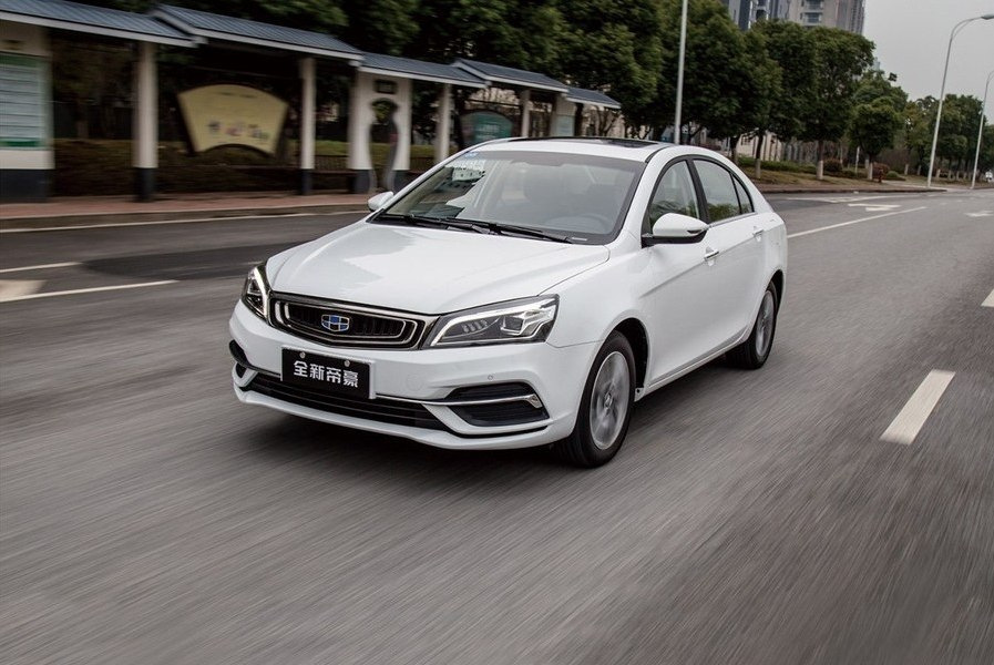 Przegląd zaktualizowanego sedan Geely Emgrand 7