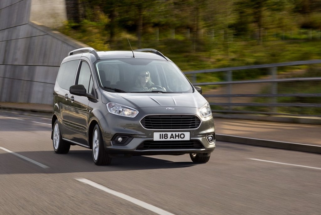 Przegląd kompaktowego minivana Forda Tourneo Courier