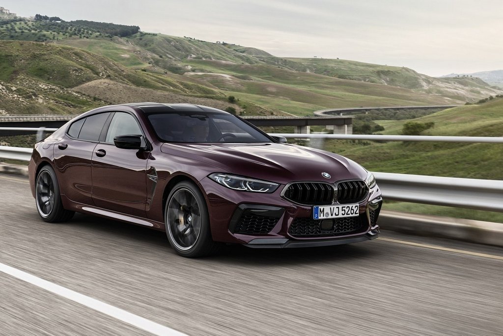 Przegląd sportowy sedan BMW M8 Gran Coupe