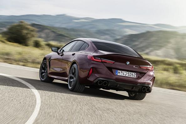 Przegląd sportowy sedan BMW M8 Gran Coupe Zdjęcie 4