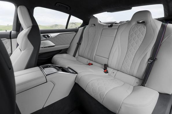 Przegląd sportowy sedan BMW M8 Gran Coupe Zdjęcie 14