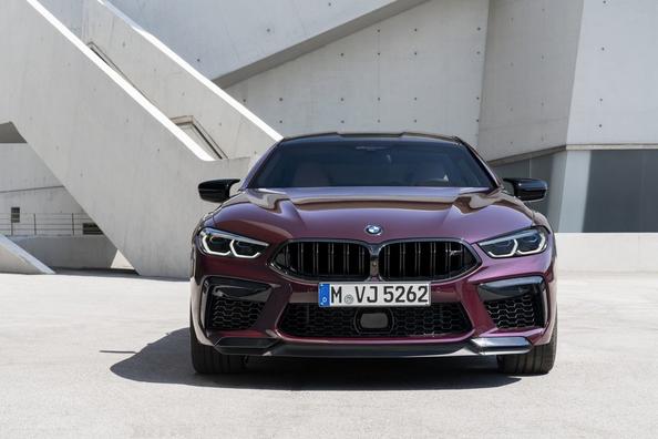 Przegląd sportowy sedan BMW M8 Gran Coupe