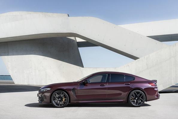 Przegląd sportowy sedan BMW M8 Gran Coupe Zdjęcie 9