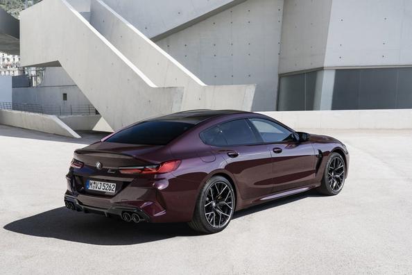 Przegląd sportowy sedan BMW M8 Gran Coupe Zdjęcie 8