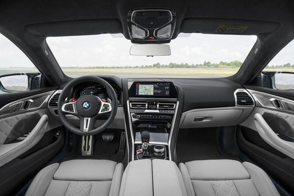 Przegląd sportowy sedan BMW M8 Gran Coupe Zdjęcie 12