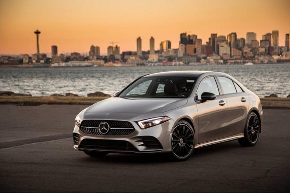 Przegląd kompaktowego modelu Mercedes-Benz A-Class Sedan