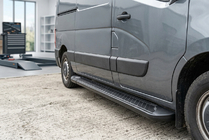 Nissan NV400 2010-2024 Progi Boczné Allmond Black (2 szt., Aluminium) zdjęcia 1