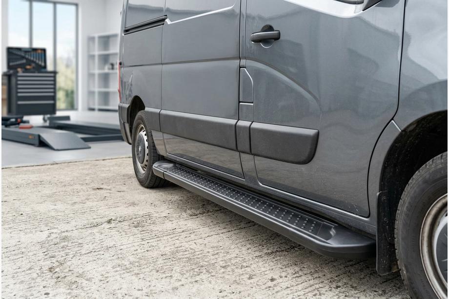 Nissan NV400 2010-2024 Progi Boczné Allmond Black (2 szt., Aluminium) Image